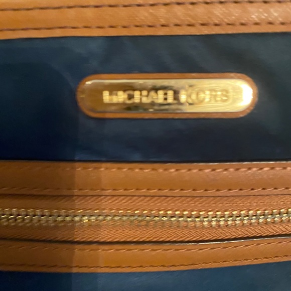 Micheal Kors crossbody - Picture 2 of 4